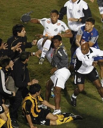 FOTO & VIDEO INCREDIBIL: Neymar a fost batut si tras de par pe teren, dar a impartit si el cateva 