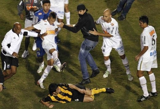 FOTO & VIDEO INCREDIBIL: Neymar a fost batut si tras de par pe teren, dar a impartit si el cateva 