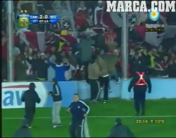 River Plate a pierdut cu 2-0 si e aproape de retrogradare! Fanii declanseaza razboiul si intra pe teren! VIDEO