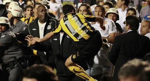 FOTO & VIDEO INCREDIBIL: Neymar a fost batut si tras de par pe teren, dar a impartit si el cateva 