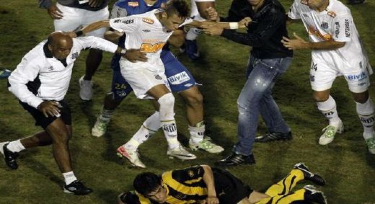 FOTO & VIDEO INCREDIBIL: Neymar a fost batut si tras de par pe teren, dar a impartit si el cateva
