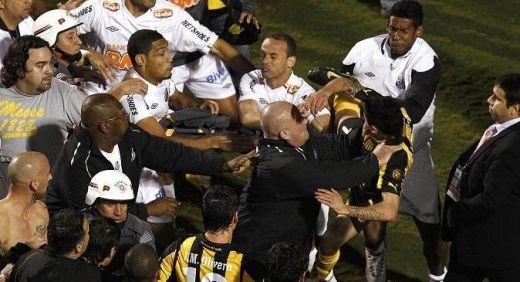 FOTO & VIDEO INCREDIBIL: Neymar a fost batut si tras de par pe teren, dar a impartit si el cateva 