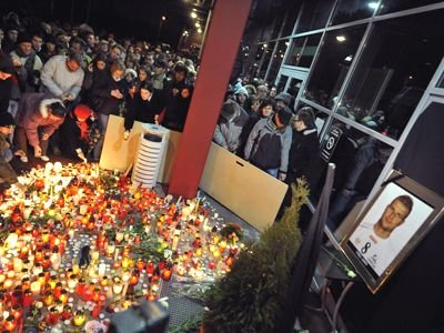 Inchisoare pe VIATA pentru ucigasii lui Marian Cozma! Vezi VIDEO reactia in lacrimi a tatalui handbalistului:
