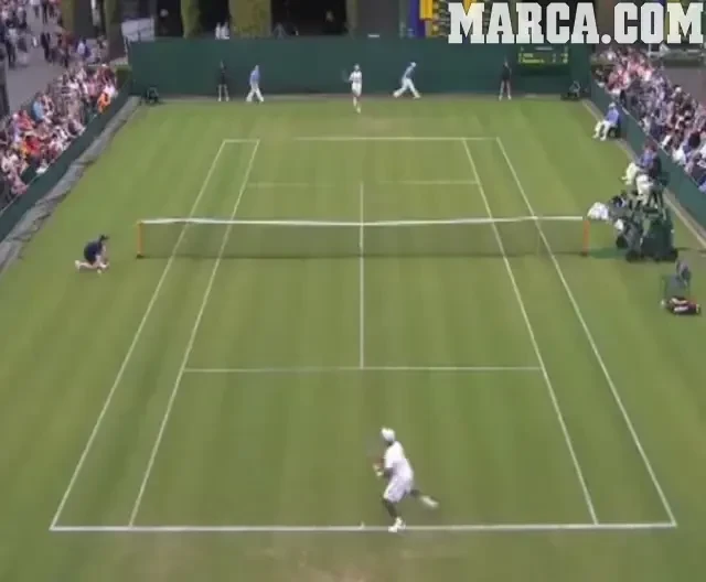 Moment HILAR la Wimbledon! Isi cauta racheta in spatele peretelui :))