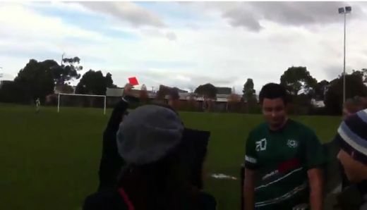 VIDEO N-ai mai vazut asa ceva la un meci de fotbal! Cel mai STUPID motiv pentru care un fotbalist a fost eliminat in 2011: