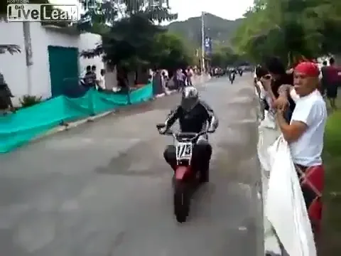 Scene de groaza la o cursa moto: O femeie a fost strivita de o motocicleta!