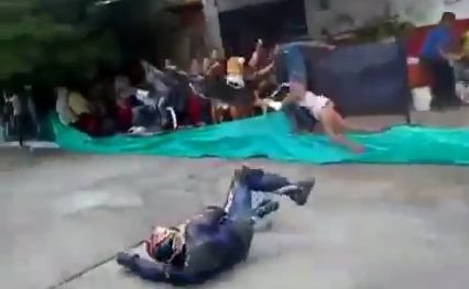 Scene de groaza la o cursa moto: O femeie a fost strivita de o motocicleta!