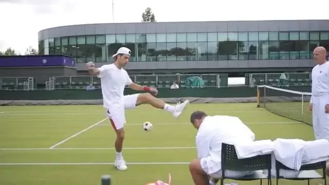 Djokovic stie sa jongleze si face senzatie la Wimbledon! Il vrei la Steaua? :)