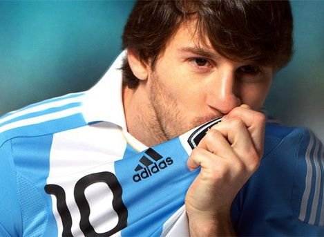 Nu petrece nici de ziua lui! Cum s-a distrat cel mai bun fotbalist din lume si ce cadou SUPERB i-au facut fanii din Argentina: