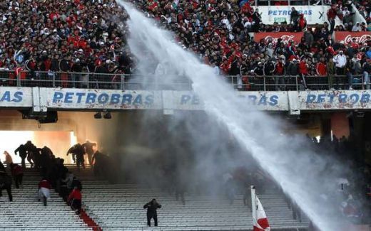 VIDEO HAOS la Buenos Aires! Fanii lui River au varsat SANGE pentru echipa lor! Cum a aratat cea mai NEAGRA zi din istoria celui mai tare club din Argentina!_7