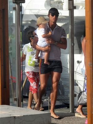AVENTURI INCREDIBILE pentru Ronaldo in vacanta: a fost la un pas sa scufunde o barca, i-a deranjat pe turisti cu un jet-ski si a facut semne obscene catre fotografi!