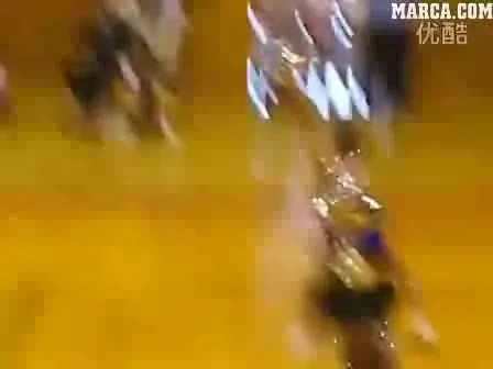 VIDEO FABULOS! Prima majoreta BARBAT din China :)) A facut SHOW total intr-o echipa de fete! Vezi cum se misca :))