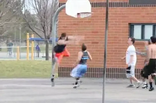 Cel mai ghinionist jucator de baschet! Accidentare HORROR in curtea scolii!!! VIDEO: