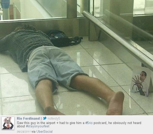 POZA ZILEI: Rio Ferdinand a fotografiat un indonezian somnoros! Ce cadou i-a facut: