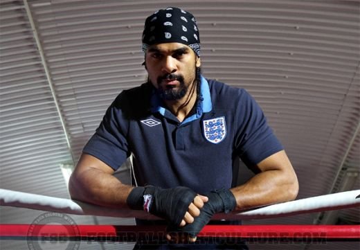 VIDEO! Inainte de super lupta cu Klitschko, Haye promoveaza cel mai URAT echipament pe care nationala Angliei l-a avut vreodata!_3