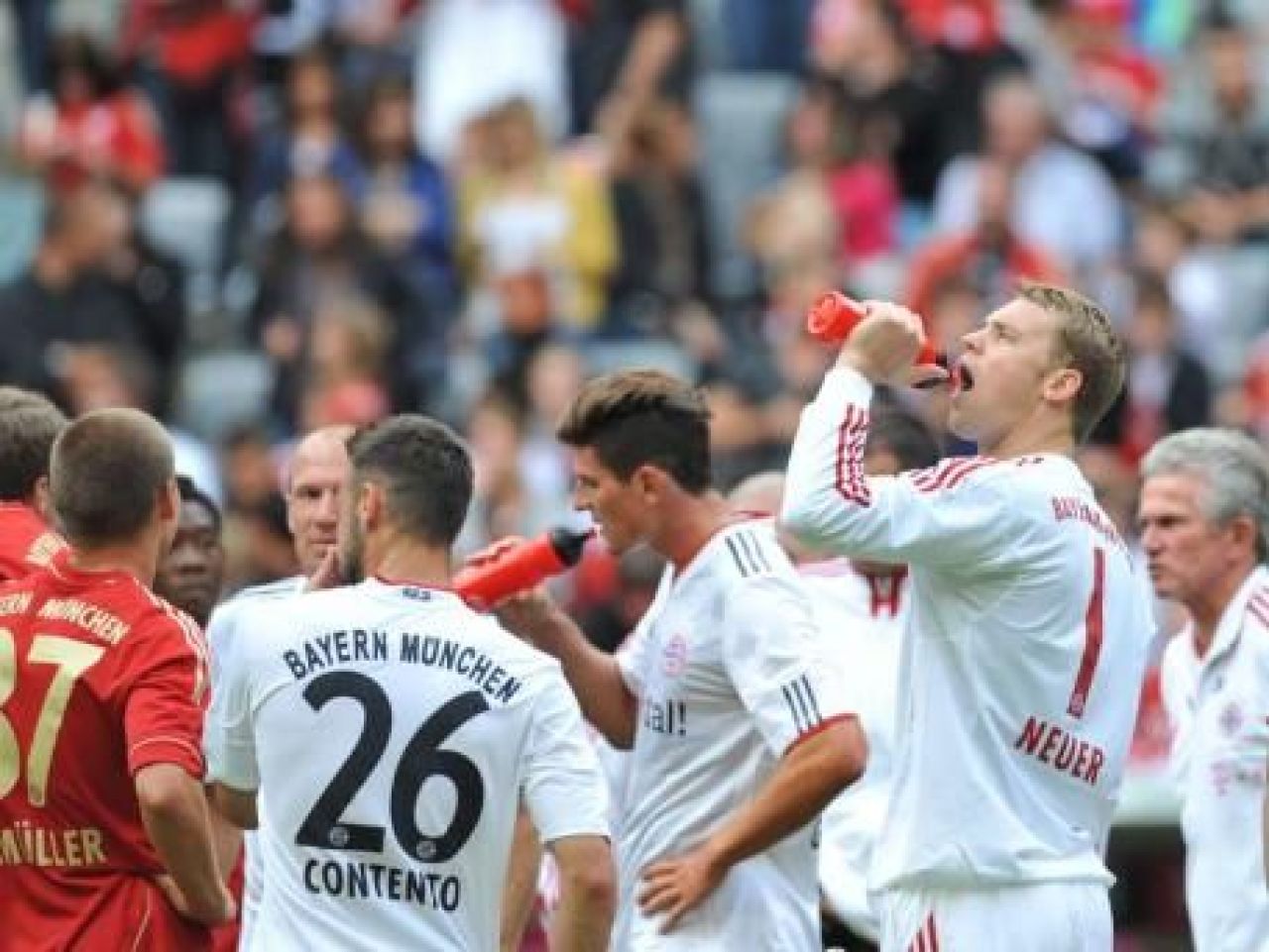 SUPER FOTO! 30.000 de oameni au venit sa vada NOUL Bayern! Neuer, prezentat oficial!_11