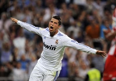 Ronaldo e dezgustat de modele, n-are niciun prieten in fotbal si nu-l stie pe Becks! Povestea FABULOASA a pustiului crescut fara cadouri de Craciun care e MILIARDAR