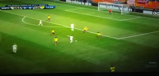 VIDEO Prinde-o p-asta! O femeie a dat GOLUL VERII in fotbal! Casillas n-ar fi avut NICIO sansa