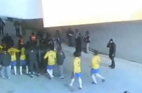 Neymar da cu pumnul mai bine decat cu stangul! Brazilianul a sarit sa il bata pe selectionerul Venezuelei: VIDEO