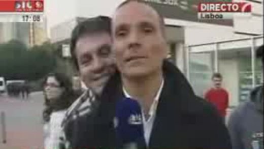 VIDEO! Cel mai caterinca interviu vazut vreodata! Vezi ce a patit reporterul inainte de meci :))