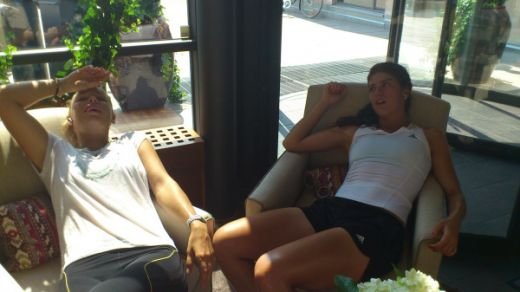 Sorana Carstea s-a distrat langa CEA MAI BUNA prietena din tenis! Gestul lui Wozniacki care a facut-o de ras pe Sorana :)