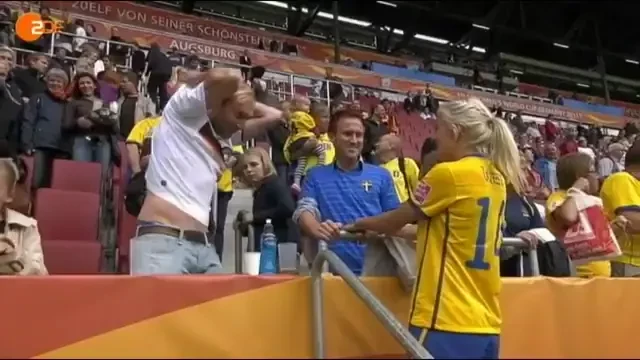 CAZ UNIC la Mondialul feminin: o jucatoare a facut schimb de tricouri cu un fan! Cum si-a motivat gestul: