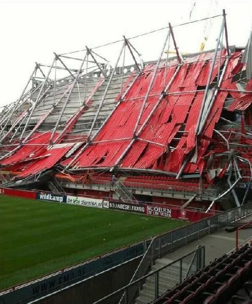VIDEO! Primul bilant al dezastrului de pe stadionul lui Twente: 14 raniti si cel putin 1 MORT!_8
