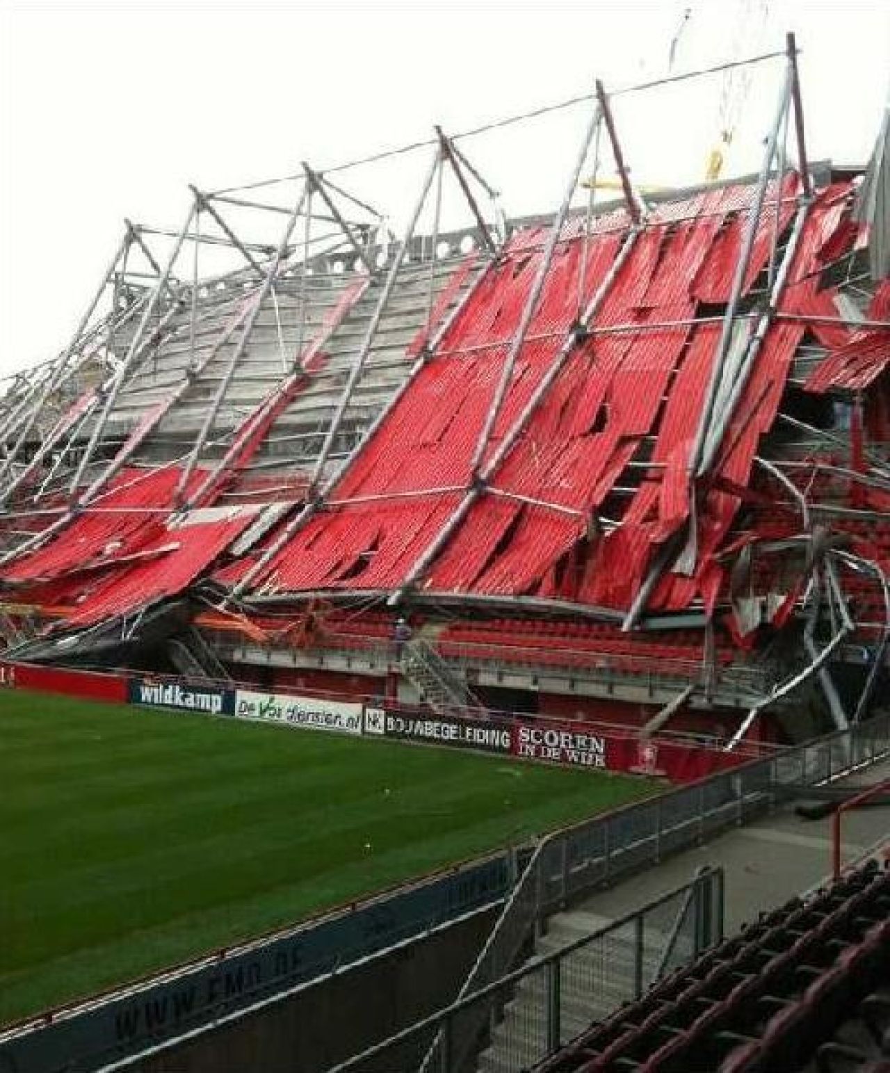 VIDEO! Primul bilant al dezastrului de pe stadionul lui Twente: 14 raniti si cel putin 1 MORT!_8