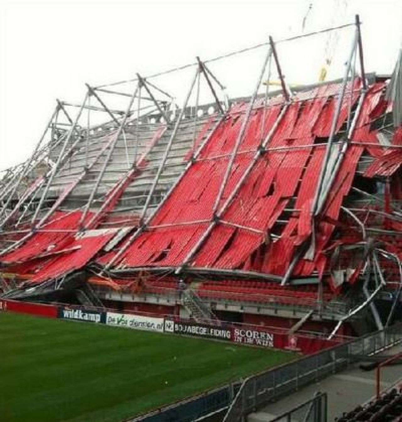 VIDEO! Primul bilant al dezastrului de pe stadionul lui Twente: 14 raniti si cel putin 1 MORT!_14