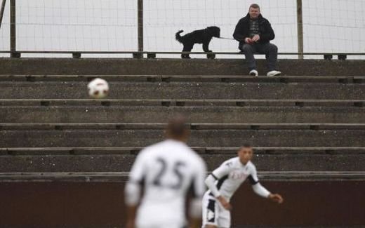IMAGINEA ZILEI! Cum a ajuns o fosta finalista Europa League! A jucat un meci OFICIAL cu un fan si un caine in tribune :)