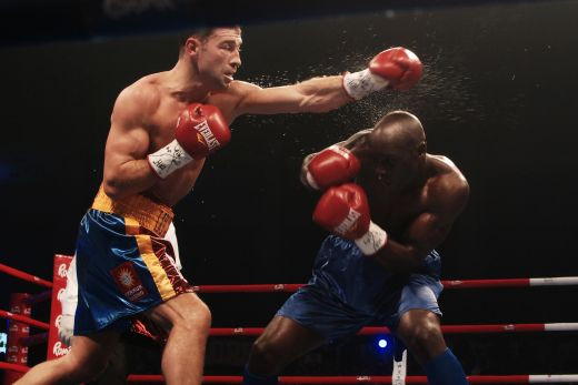 Lucian Bute vine cu centura mondiala la Sport.ro, azi, 17:00! Transmite-i un mesaj pune-i aici o intrebare!