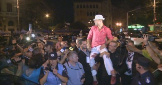 IMAGINI DE SENZATIE: El chiar merita sa fie aclamat de pe capota masinii! Cum a petrecut Bute la Universitate: