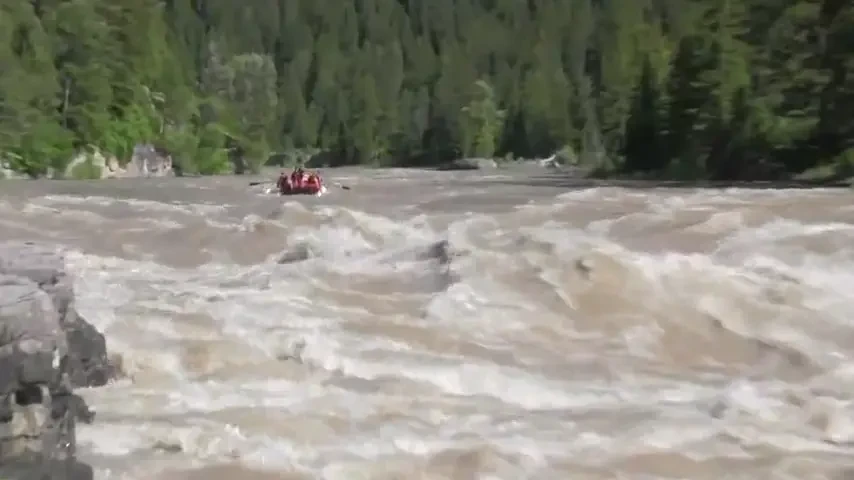 VIDEO! Raftingul nu e de ei! Shakira face praf BARCA, cu tot cu Pique in ea! :)