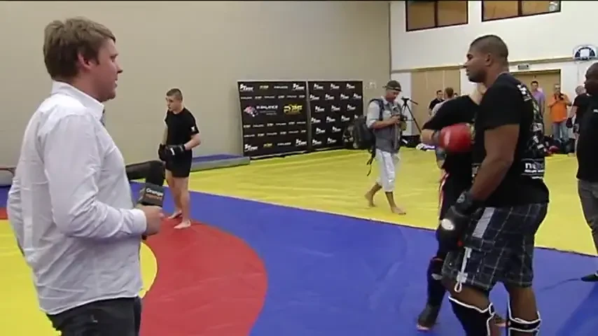 VIDEO INCREDIBIL! Alistair Overeem este tavalit de un reporter! Vezi cum reactioneaza: