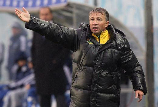 Petrescu e noul SPECIAL ONE in fotbal! Cum il fac oamenii fara adapost SUPERVEDETA pe Special Dan : )