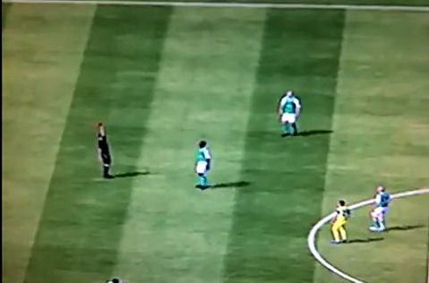 VIDEO! Umor negru in FIFA 11! Jucator de culoare, eliminat de un arbitru rasist! :)