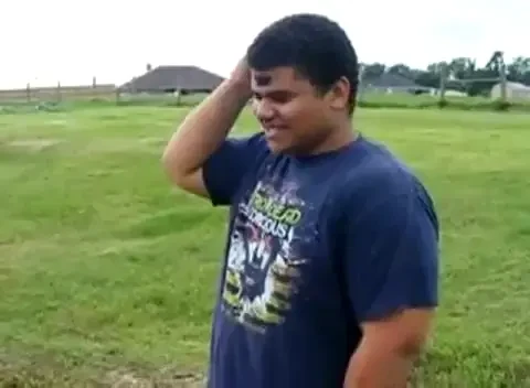 VIDEO: IDIOTUL ANULUI si-a bagat capul in toba de esapament!