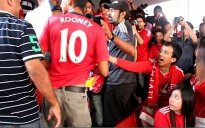 VIDEO SENZATIONAL! Ce patesti daca porti un tricou cu numele lui&nbsp;Rooney printre zeci de de mii de fani ai lui Liverpool: