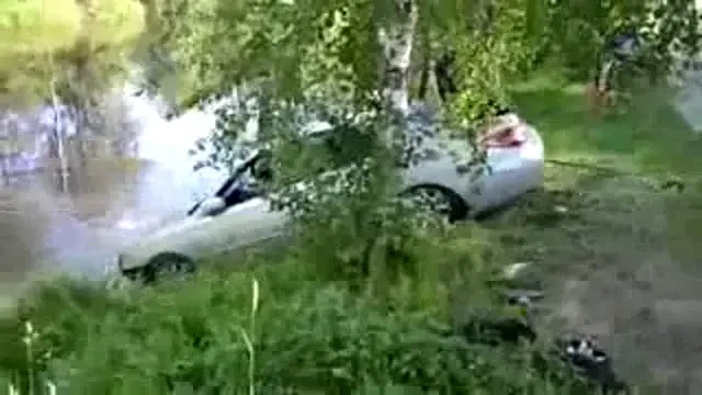 VIDEO Epic FAIL! Au incercat sa scoata o masina din lac dar au SCUFUNDAT-O definitiv! :)