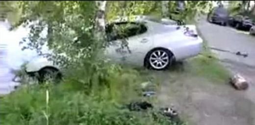 VIDEO Epic FAIL! Au incercat sa scoata o masina din lac dar au SCUFUNDAT-O definitiv! :)