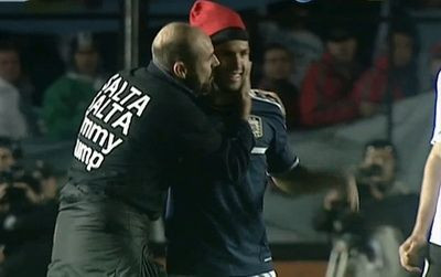 VIDEO: Jimmy Jump l-a chemat pe Kun Aguero la Barca! Vezi cum a fost PLACAT dupa ce a intrat pe teren la Argentina-Uruguay!