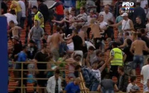 VIDEO INCIDENTE in tribuna la Supercupa! Cele doua galerii s-au batut inaintea meciului!
