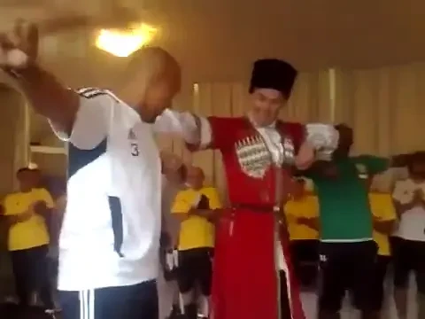 Roberto Carlos se tine de petreceri! Imita un vultur pe muzica caucaziana! VIDEO