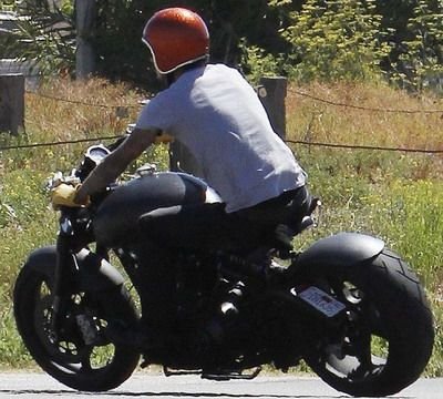 Recunoaste fotbalistul! Cine se da cu motorul in Malibu? Vezi indiciile: