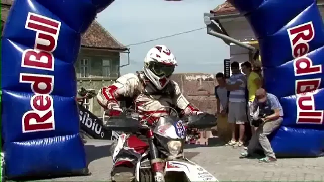 Cel mai dur raliu enduro din lume a iesit rau pentru un spaniol: a cazut cu masina in lac pana sa ajunga la Sibiu!