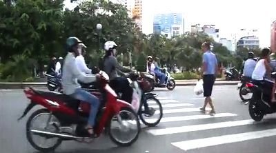 INCREDIBIL! Vanat pe trecere de zeci de motociclisti care-i dau in goarna! Ajunge sau nu pe partea cealalta?