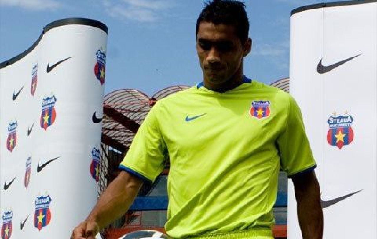 VIDEO Steaua si-a prezentat echipamentul din 13 sticle pentru noul sezon!