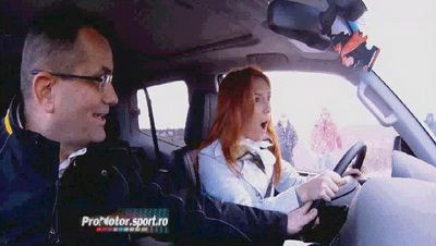 Cea mai sexy fata la volan! Intra sa auzi cat de bine face in offroad!