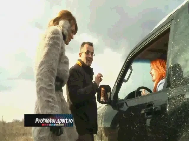 Adela, cea mai sexy femeie la volan! Intra sa auzi cat de bine face la volan!