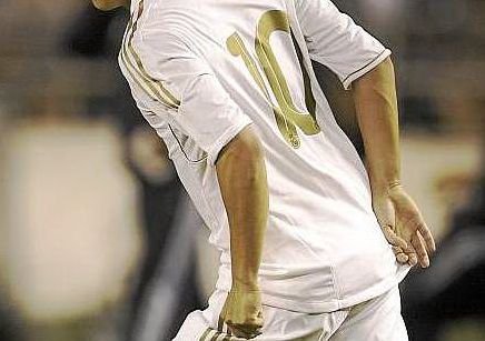 El este noul DECAR al lui Real! Vezi cui i-a dat Mourinho tricoul in care Hagi si Figo au facut istorie: